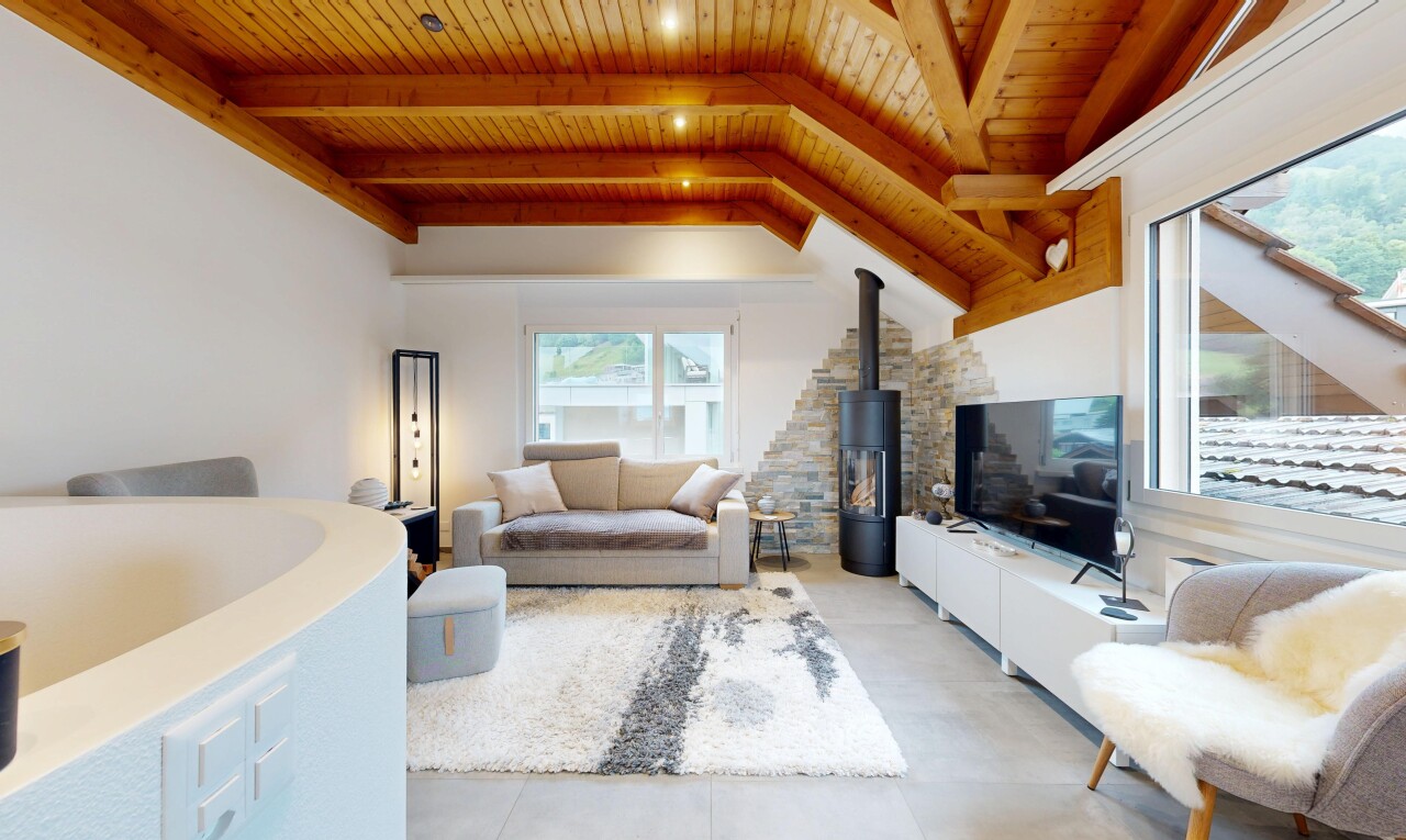 wohnzimmer mit wood ceiling, holzdecke, fernseher, inside property, und holzofen