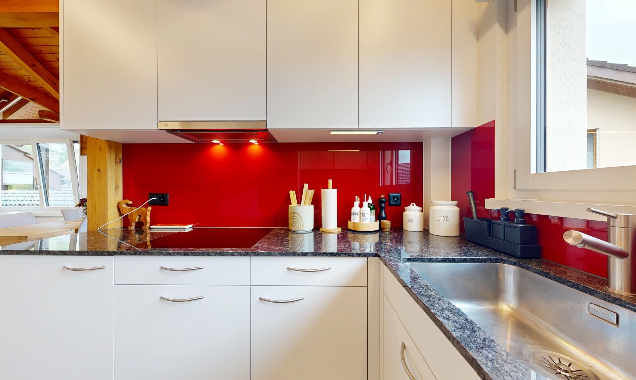 küche mit natürliches licht, natural light, waschbecken, weiße schränke, und white cabinets