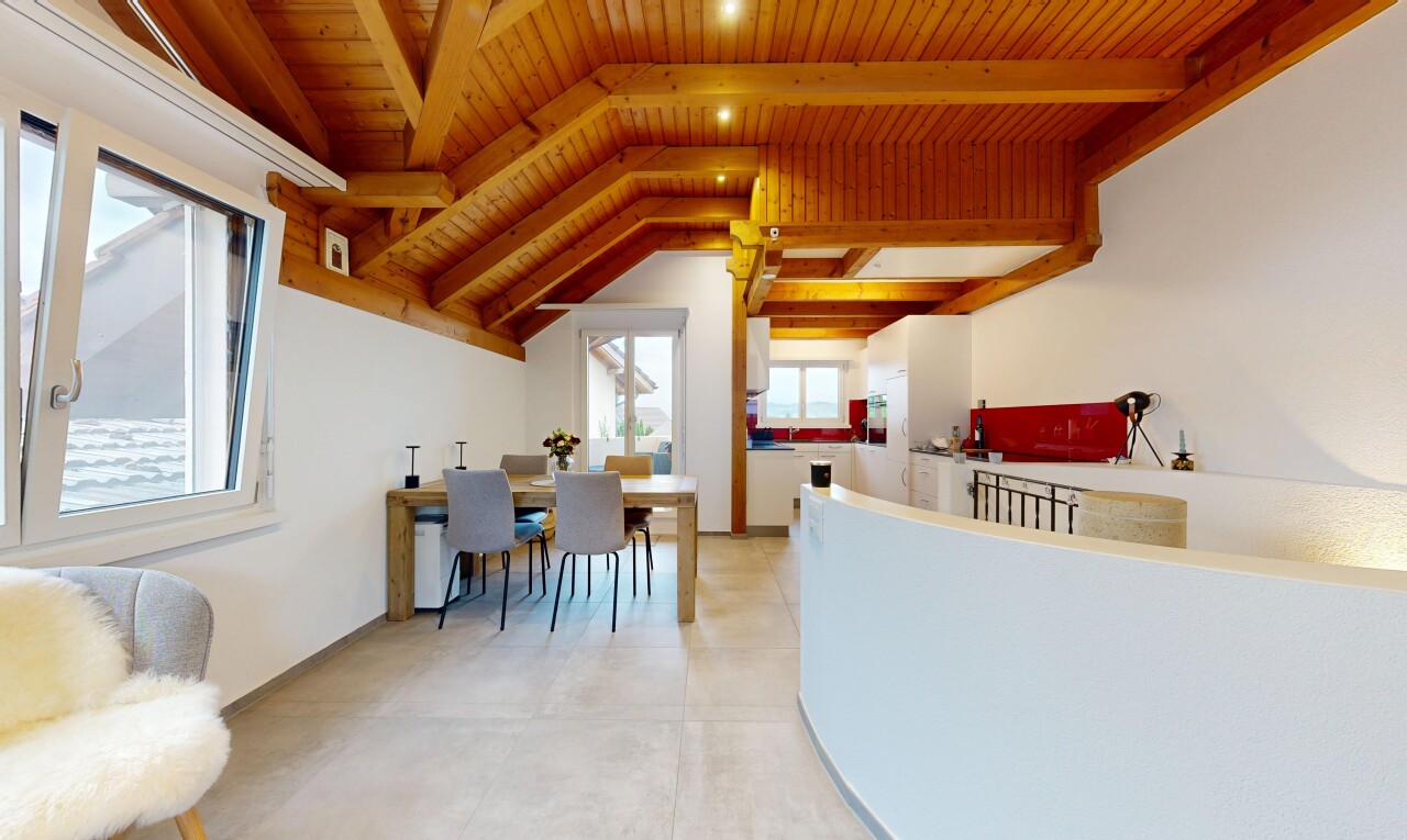 wohn- / esszimmer mit inside property, holzdecke, wood ceiling, natürliches licht, und natural light