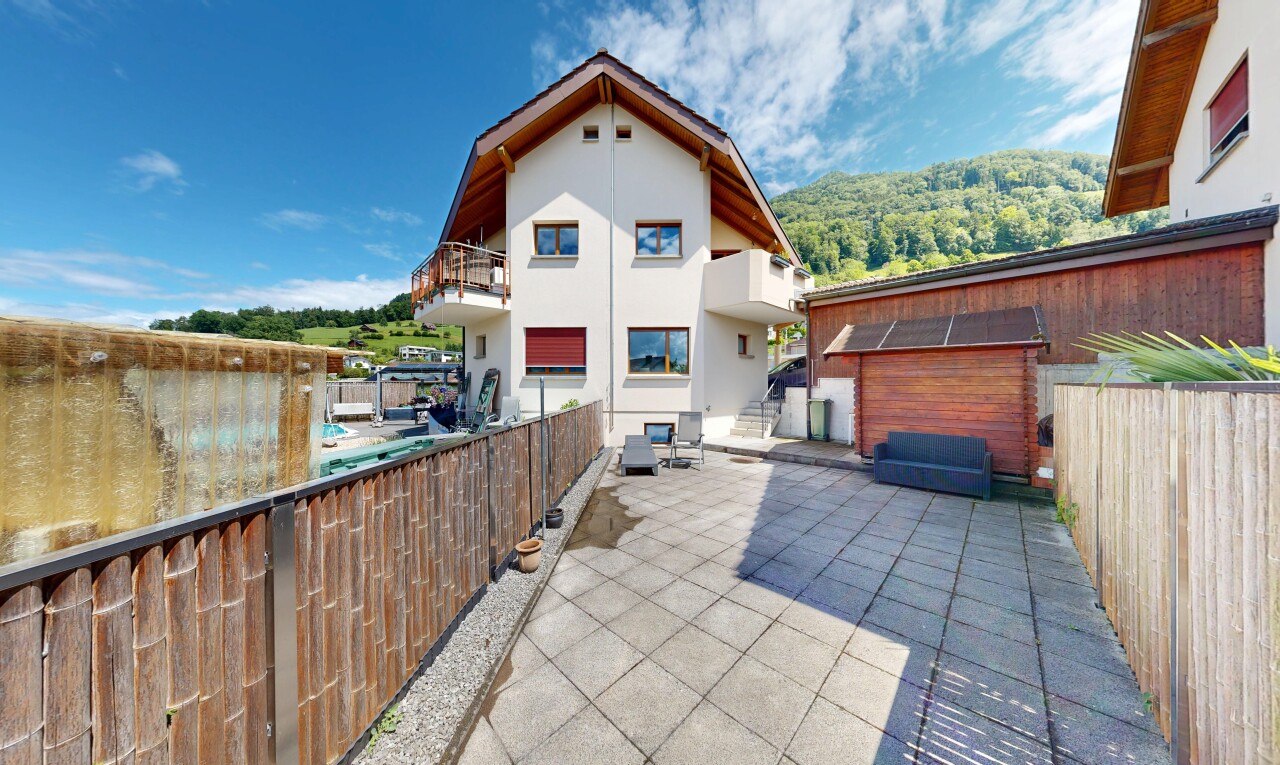terrasse mit day time, terrasse, zaun, balkon, und property visible
