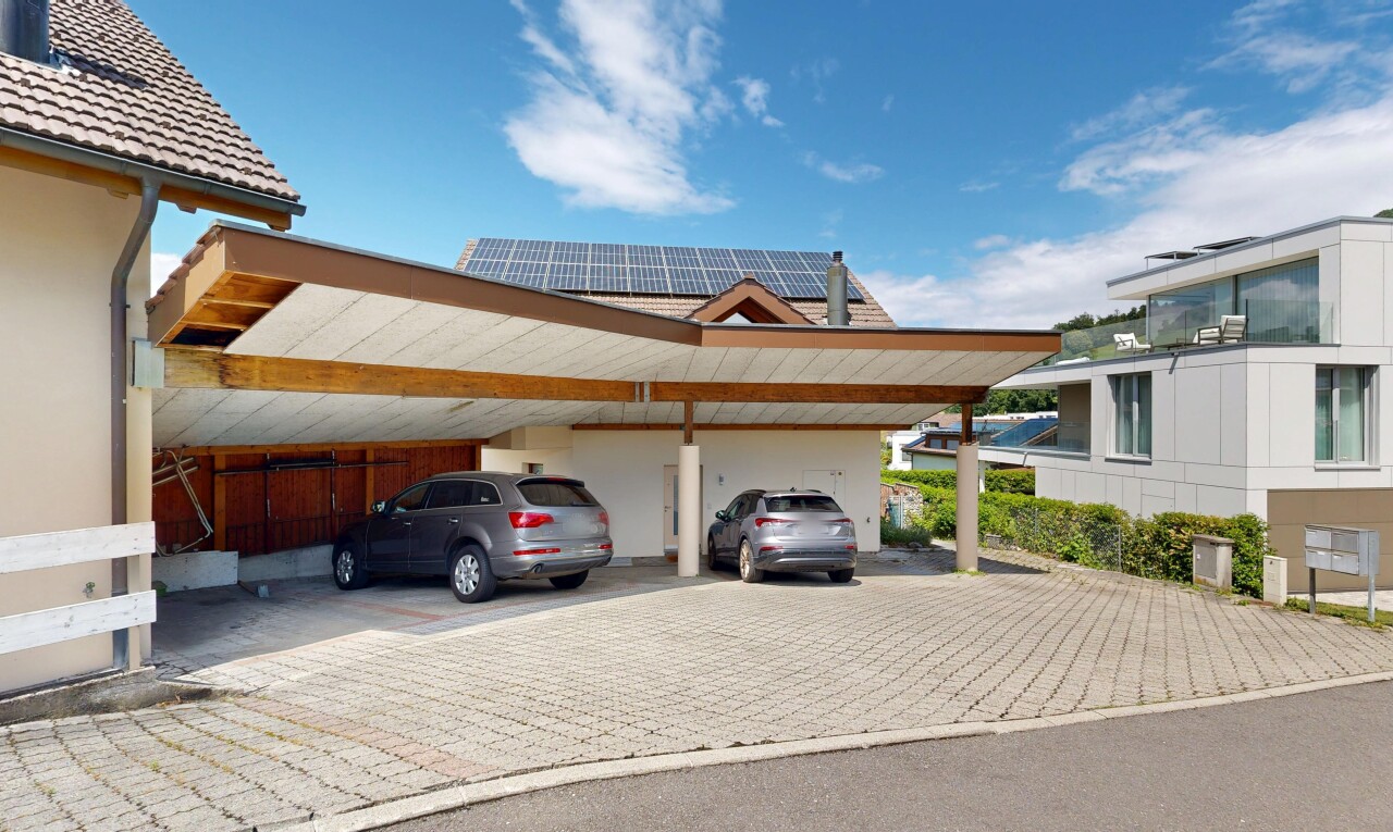 außenansicht mit day time, solaranlage, und parkplatz