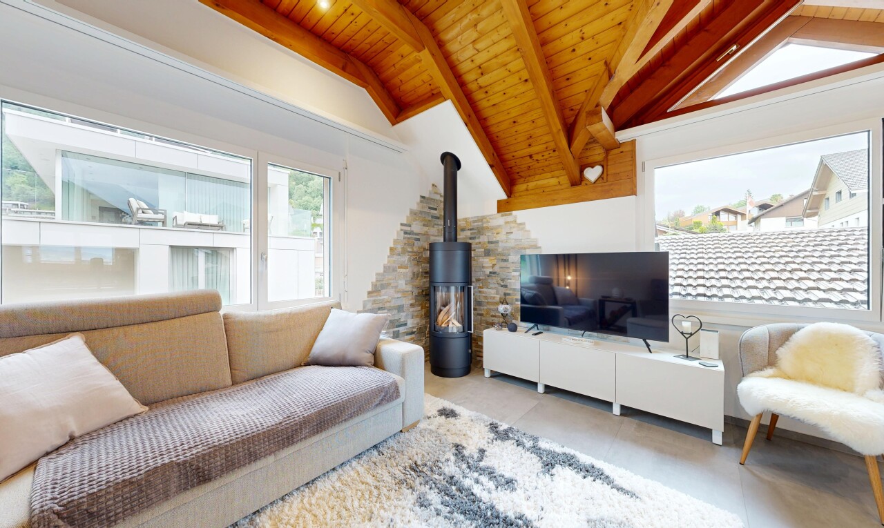 wohnzimmer mit beamed ceiling, balkendecke, inside property, wood ceiling, und holzdecke