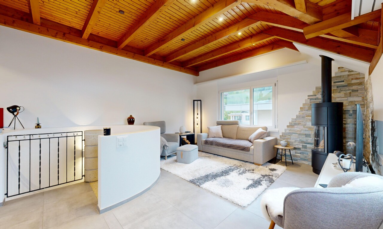 wohnzimmer mit inside property, balkendecke, beamed ceiling, holzdecke, und wood ceiling