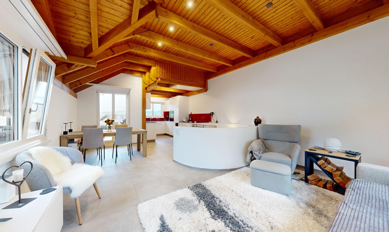 wohn- / esszimmer mit wood ceiling, holzdecke, inside community, natural light, und natürliches licht