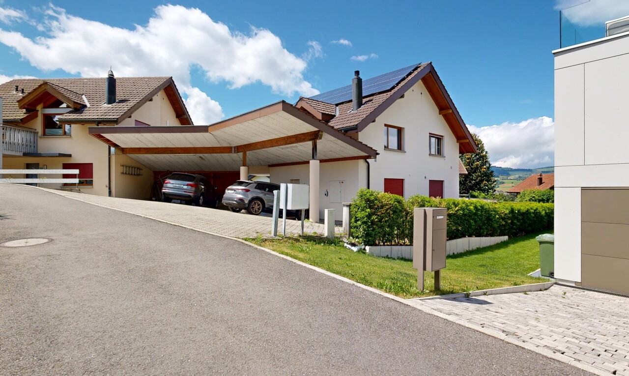 außenansicht mit solaranlage, day time, und stuckverkleidung