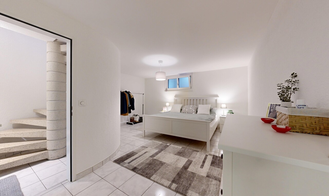 zimmer / schlafzimmer mit drywall, gipskartonwand, tile floor, fliesenboden, und inside property