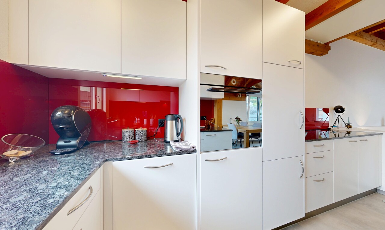 küche mit dark countertops, weiße schränke, white cabinets, inside property, und stein arbeitsplatten
