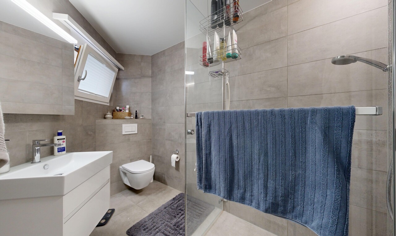 bad mit dusche, komplettes badezimmer, fliesenwand, tile wall, und inside property
