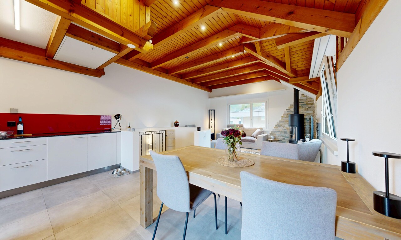 esszimmer mit beamed ceiling, balkendecke, holzofen, inside property, und drywall