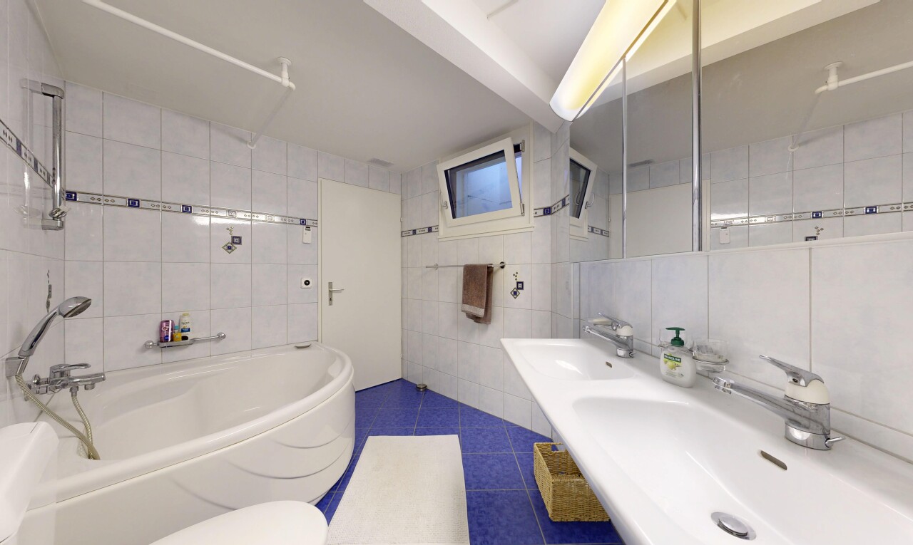 bad mit tile wall, fliesenwand, komplettes badezimmer, dark floor, und bad