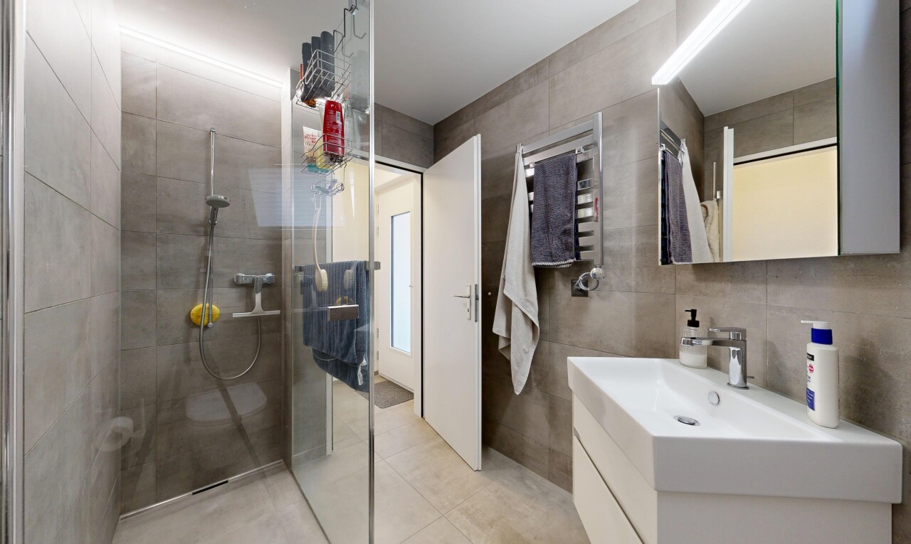 bad mit handtuchwärmer, spiegel, schminktisch, tile wall, und fliesenwand
