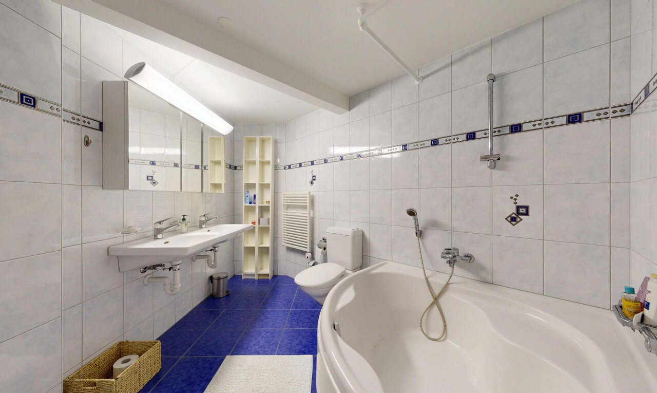 bad mit bad, fliesenwand, tile wall, inside property, und komplettes badezimmer
