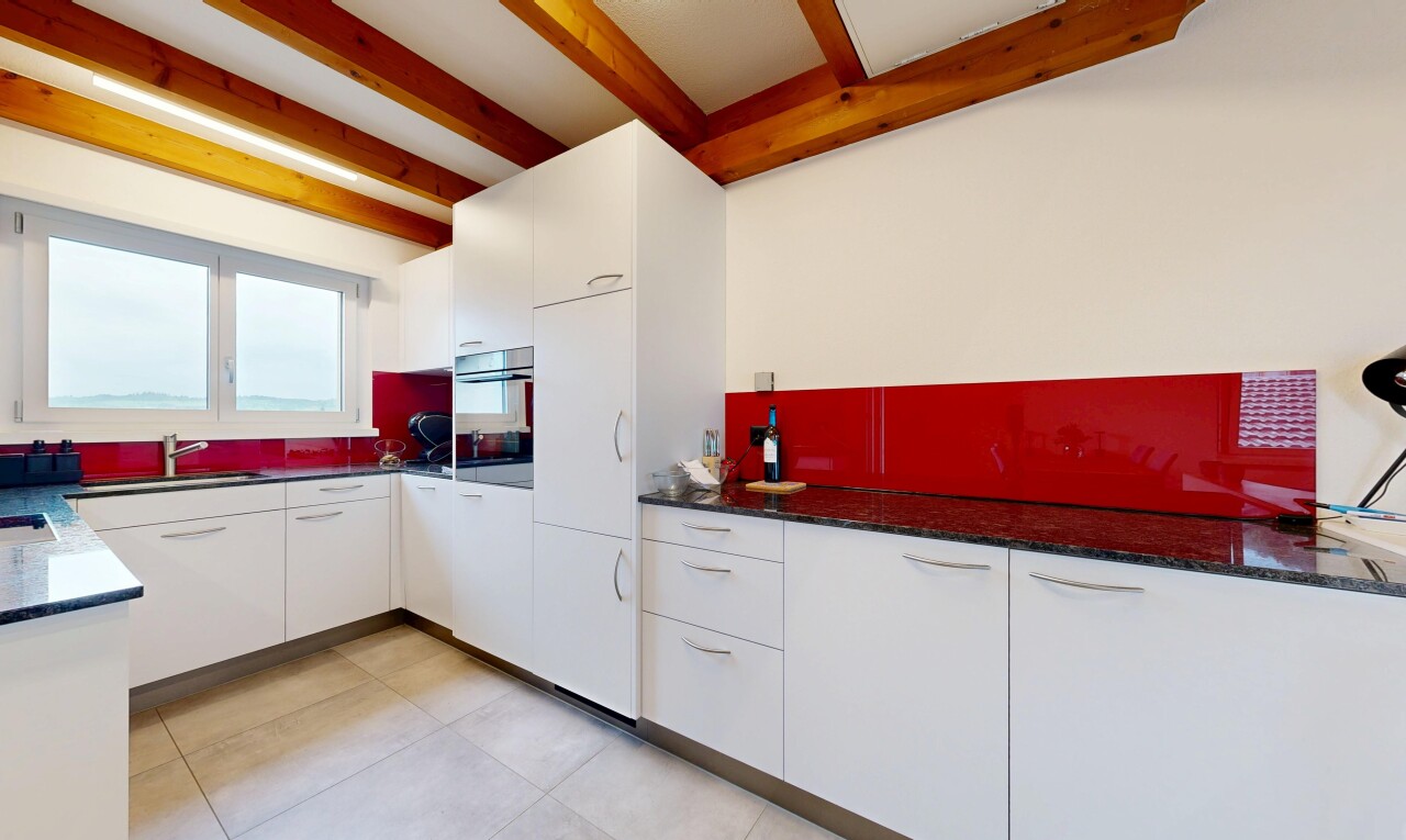 küche mit dark countertops, ofen, white cabinets, weiße schränke, und light floor