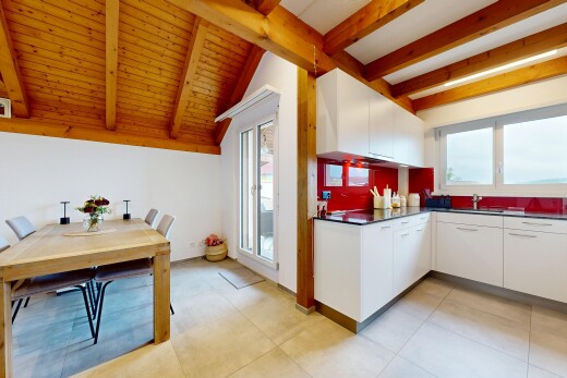 küche mit beamed ceiling, balkendecke, dark countertops, arbeitsplatten, und white cabinets