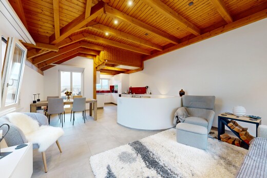 wohn- / esszimmer mit wood ceiling, holzdecke, inside community, natural light, und natürliches licht
