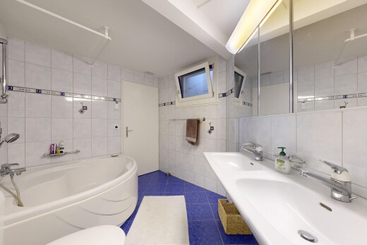 bad mit tile wall, fliesenwand, komplettes badezimmer, dark floor, und bad