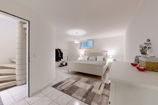 zimmer / schlafzimmer mit drywall, gipskartonwand, tile floor, fliesenboden, und inside property