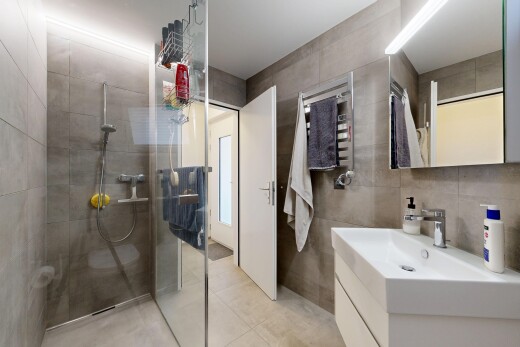 bad mit handtuchwärmer, spiegel, schminktisch, tile wall, und fliesenwand