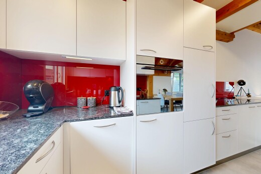 küche mit dark countertops, weiße schränke, white cabinets, inside property, und stein arbeitsplatten