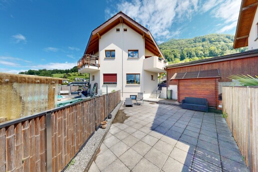 terrasse mit day time, terrasse, zaun, balkon, und property visible
