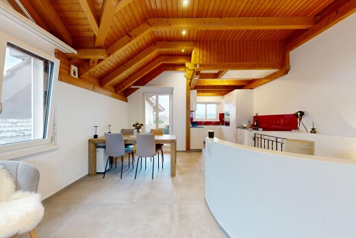 wohn- / esszimmer mit inside property, holzdecke, wood ceiling, natürliches licht, und natural light