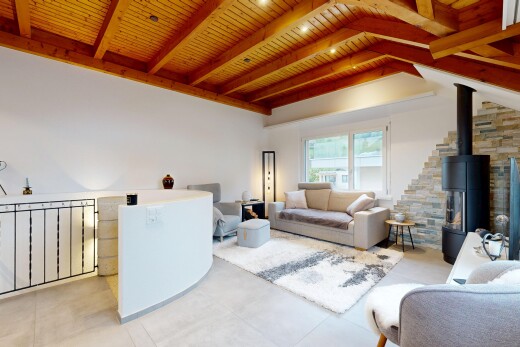 wohnzimmer mit inside property, balkendecke, beamed ceiling, holzdecke, und wood ceiling