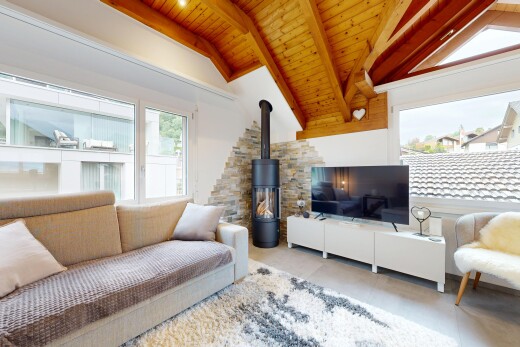 wohnzimmer mit beamed ceiling, balkendecke, inside property, wood ceiling, und holzdecke