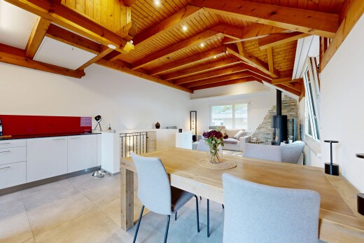 esszimmer mit beamed ceiling, balkendecke, holzofen, inside property, und drywall