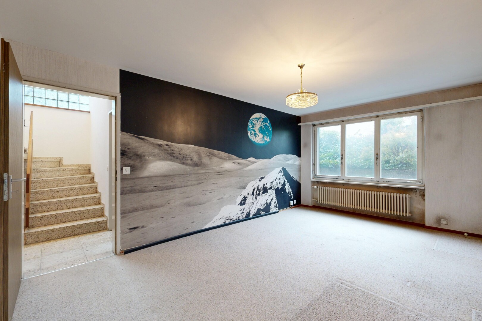 zimmer / schlafzimmer mit teppich, carpet, kühler, natürliches licht, und natural light