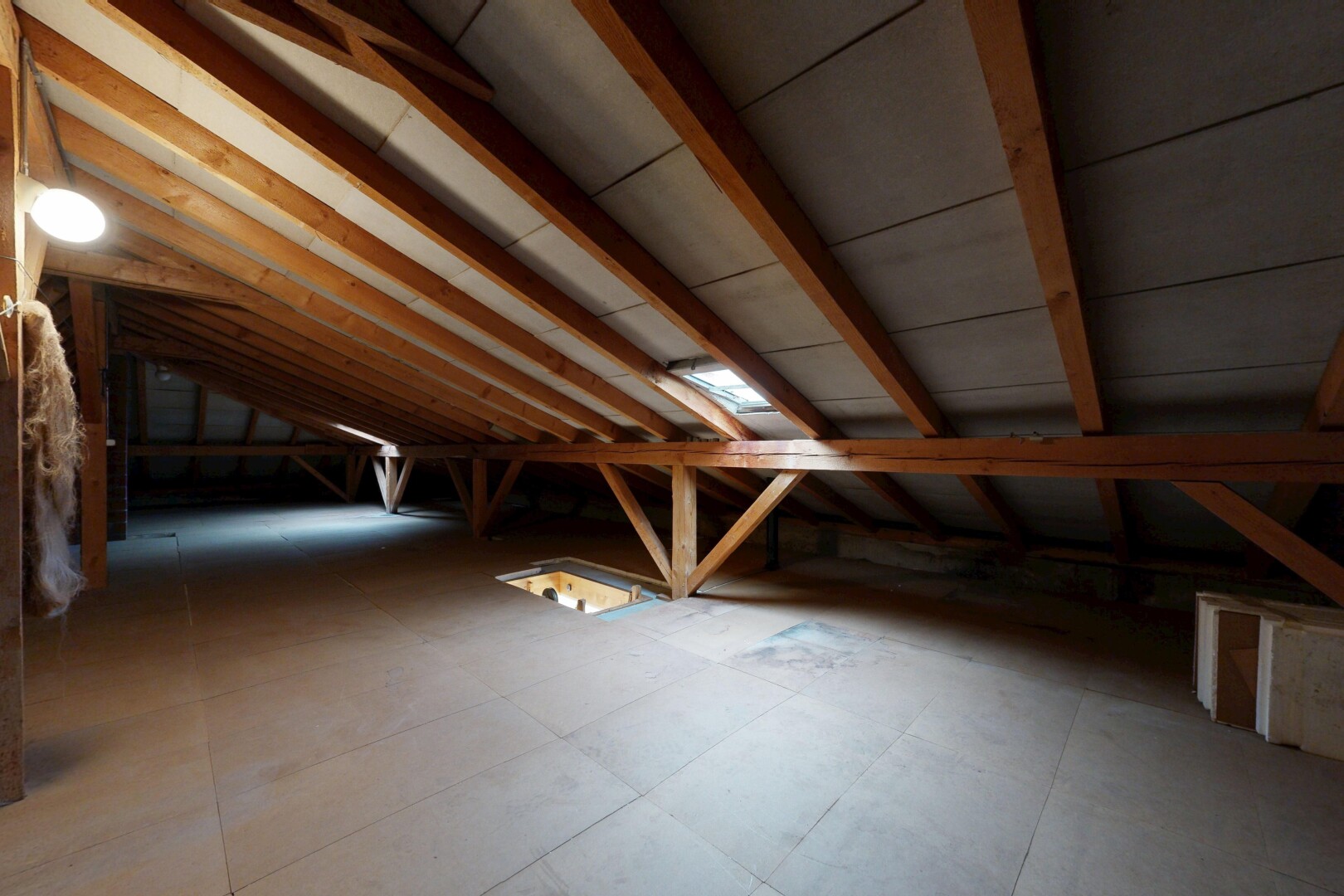 leerer raum mit vaulted ceiling, dachschräge, low ceiling, niedrige decke, und unfinished floor