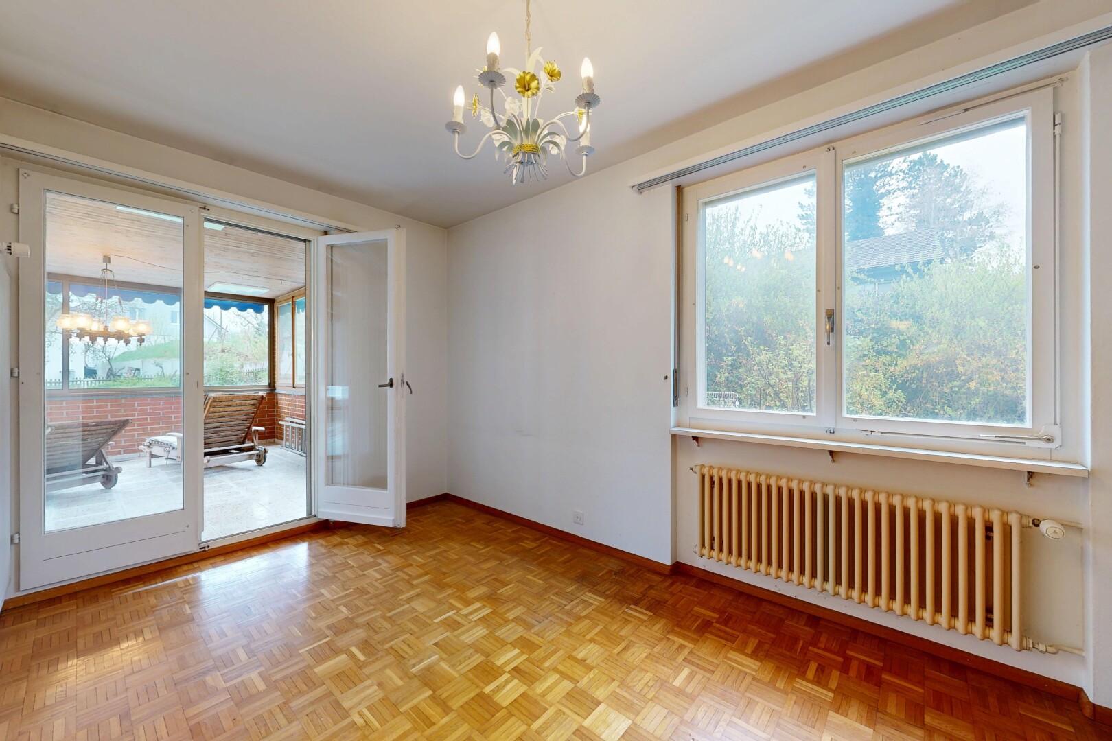 leerer raum mit bemerkenswerter kronleuchter, kühler, drywall, gipskartonwand, und inside property