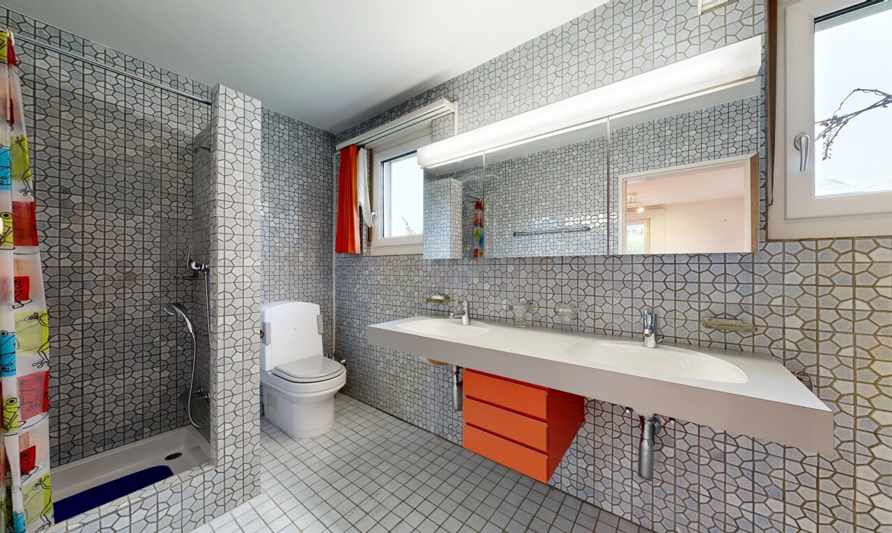 bad mit tile floor, fliesenboden, spiegel, toilette, und tile wall