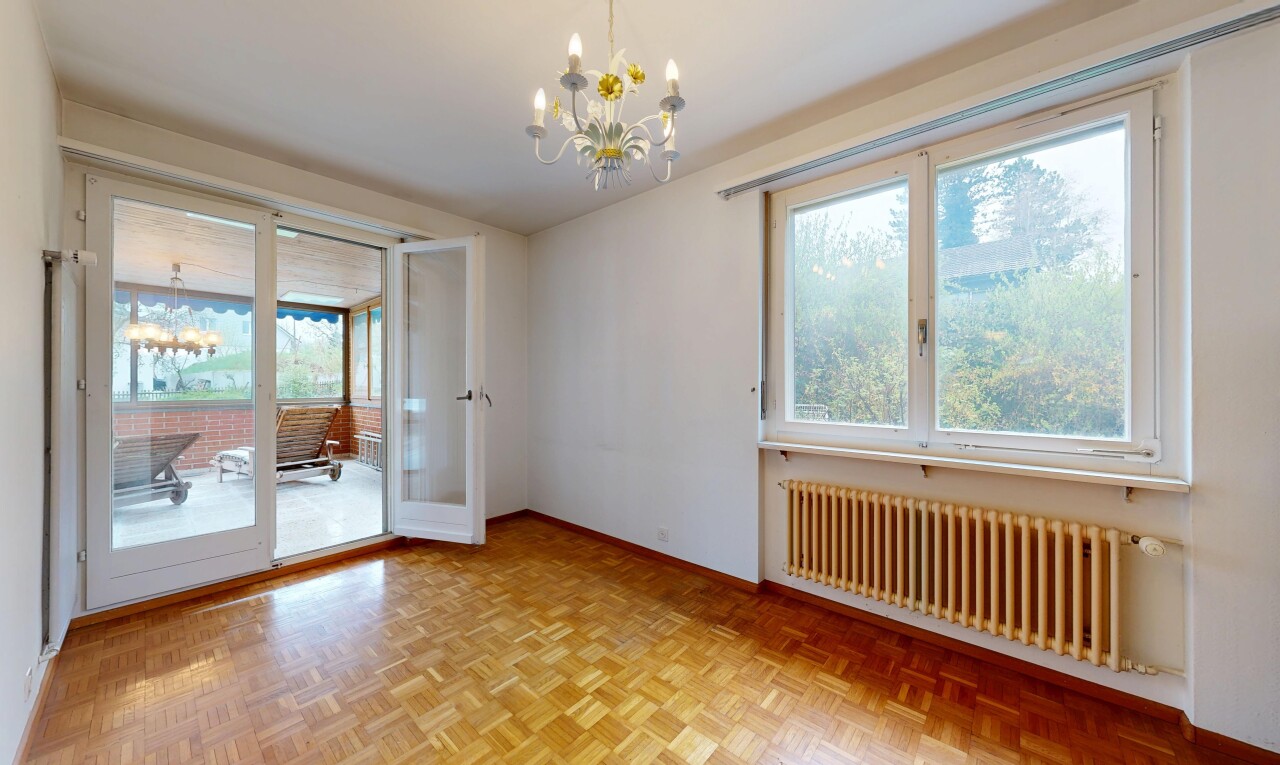leerer raum mit bemerkenswerter kronleuchter, kühler, drywall, gipskartonwand, und inside property