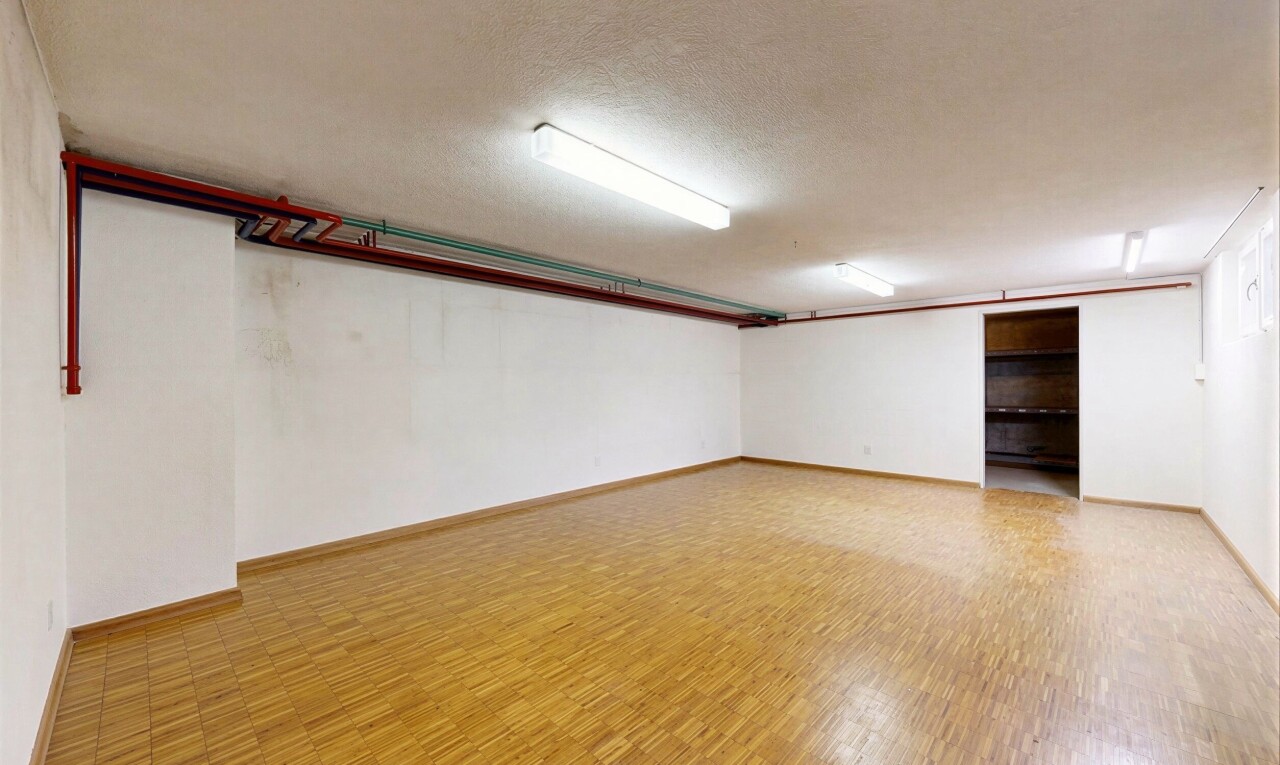 leerer raum mit inside community, keller, wood finish floor, holzfußboden, und drywall