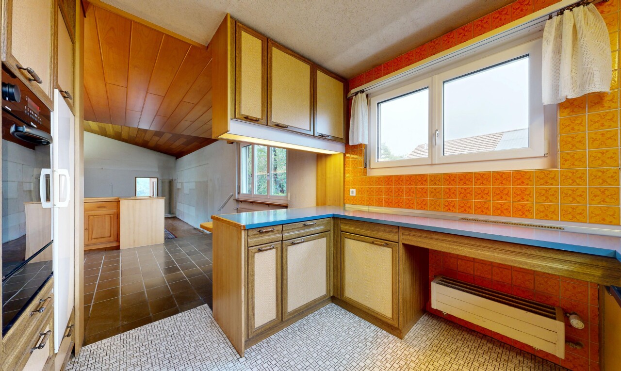 küche mit kitchen peninsula, küchentheke, wood ceiling, holzdecke, und vaulted ceiling