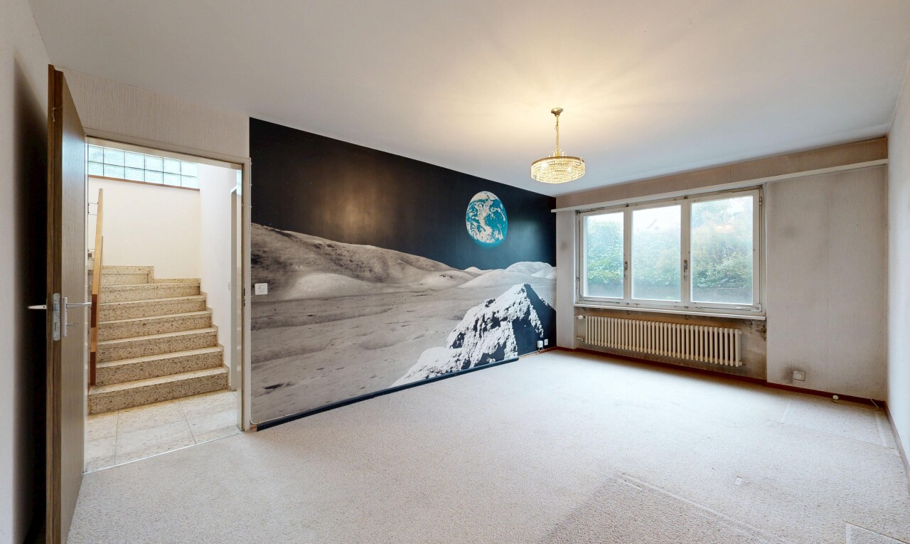 zimmer / schlafzimmer mit teppich, carpet, kühler, natürliches licht, und natural light