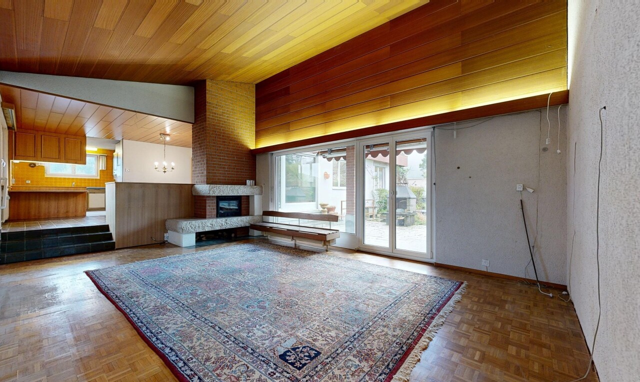 wohnzimmer mit wood ceiling, holzdecke, inside property, natural light, und natürliches licht