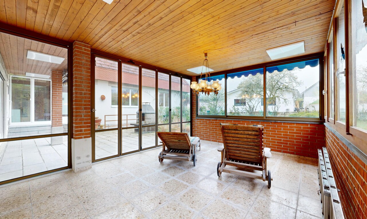 rezeption / lobby mit brick wall, wood ceiling, natural light, bemerkenswerter kronleuchter, und from property