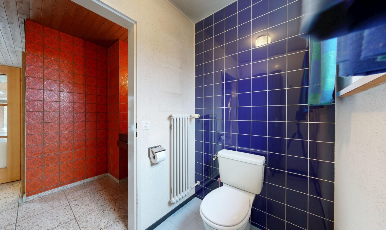 bad mit tile wall, fliesenwand, toilette, kühler, und inside property