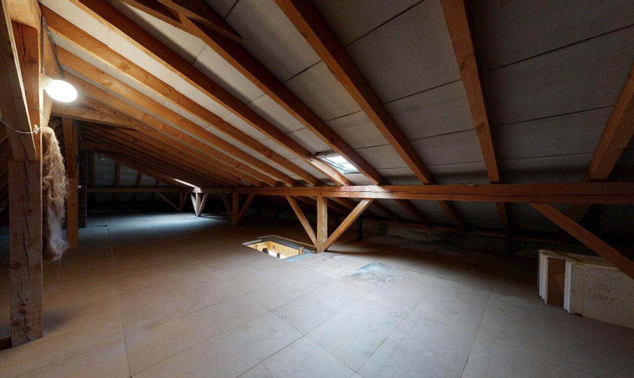 leerer raum mit vaulted ceiling, dachschräge, low ceiling, niedrige decke, und unfinished floor