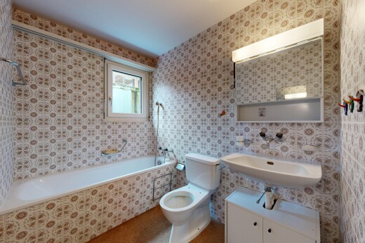 salle de bains avec miroir, douche-bain combinés, toilette, salle de bain complète, et natural light