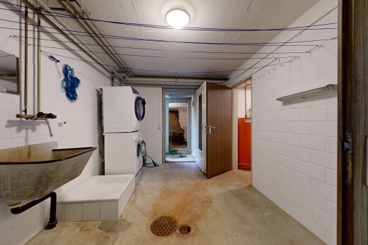 parking avec lave-linge et sèche-linge superposés, évier, et inside property