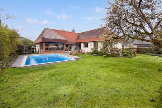 schwimmbad mit property visible, schwimmbad, rasen, day time, und terrasse