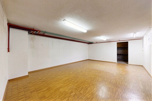 leerer raum mit inside community, keller, wood finish floor, holzfußboden, und drywall