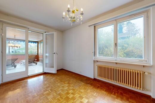 leerer raum mit bemerkenswerter kronleuchter, kühler, drywall, gipskartonwand, und inside property