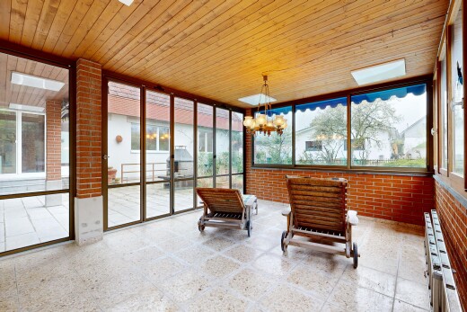 réception / lobby avec brick wall, wood ceiling, natural light, lustre remarquable, et from property