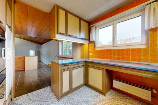 cuisine avec kitchen peninsula, péninsule de cuisine, wood ceiling, plafond en bois, et vaulted ceiling