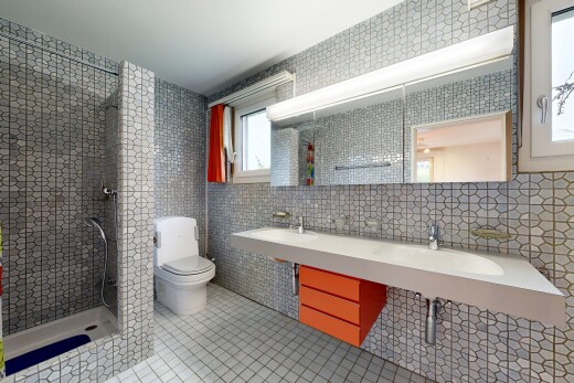 bad mit tile floor, fliesenboden, spiegel, toilette, und tile wall