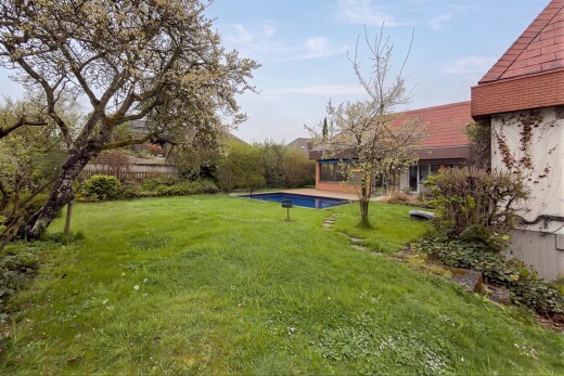jardin avec piscine, from property, pelouse, pergola, et day time
