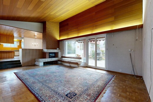 salon avec wood ceiling, plafond en bois, inside property, natural light, et lumière naturelle
